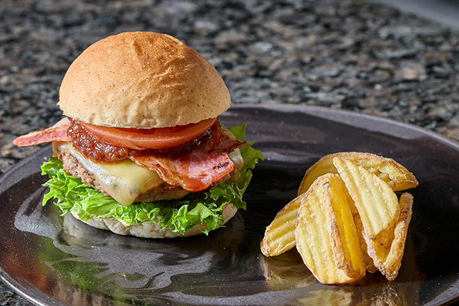 【新登場・平日限定プラン】鉄板焼で仕上げる「極バーガー（KIWAMI　BURGER）」　イメージ画像