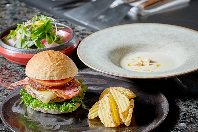 【新登場・平日限定プラン】鉄板焼で仕上げる「極バーガー（KIWAMI　BURGER）」　イメージ画像