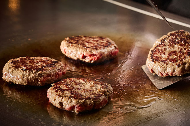 【新登場・平日限定】鉄板焼で仕上げる「極バーガー（KIWAMI　BURGER）」　イメージ画像