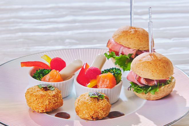 【ホテル開業10周年記念】グラマシーアフタヌーンティー ～いちごと桜のマリアージュ～　イメージ画像