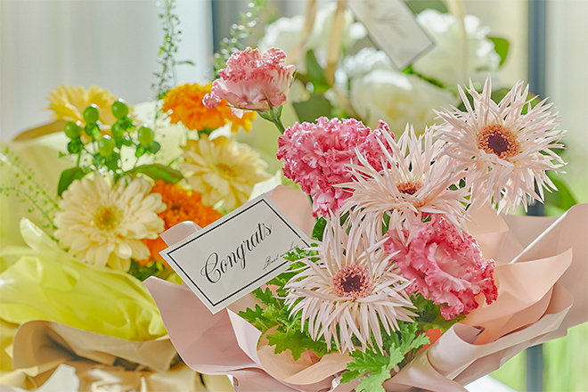 【アニバーサリープラン】お花やケーキなど、プレゼントにぴったりなギフト付き鉄板焼　イメージ画像