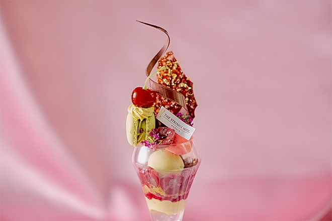 【ホテル開業10周年記念】大人のご褒美パフェ ～ダークチェリー&ピスタチオ～　イメージ画像