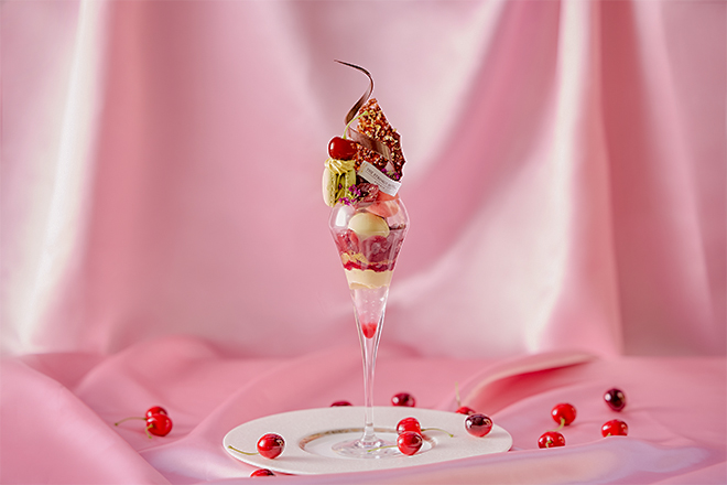 【ホテル開業10周年記念】大人のご褒美パフェ ～ダークチェリー&ピスタチオ～　イメージ画像