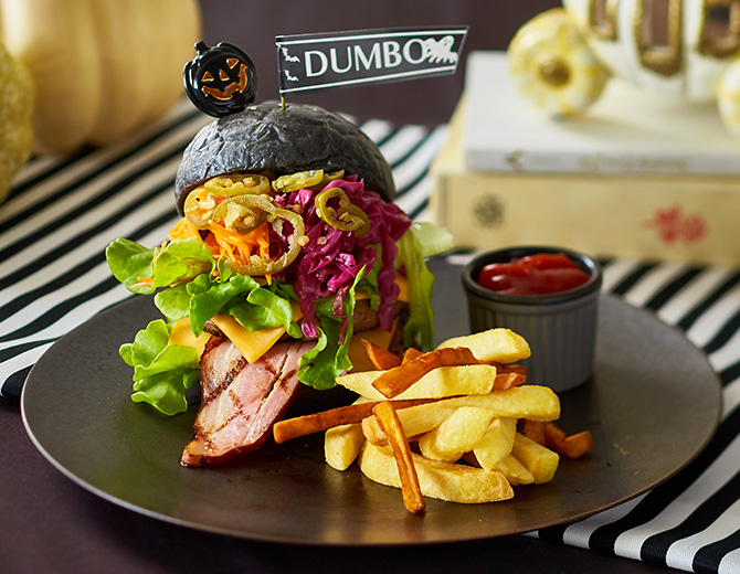 ピリ辛でボリュームたっぷりの「ダブルチーズハロウィンバーガー」