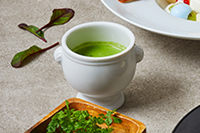 スピルリナ入りアーモンドとほうれん草のスープ　大豆ミートのクルトン