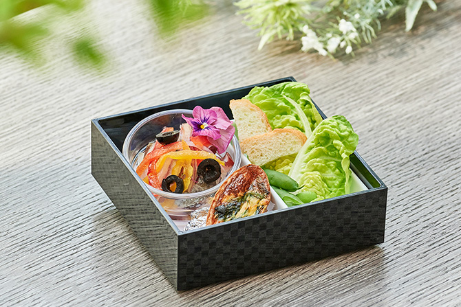 新緑BBQ ビアテラス カフェ＆ダイニング ゼルコヴァ | ザ ストリングス 表参道