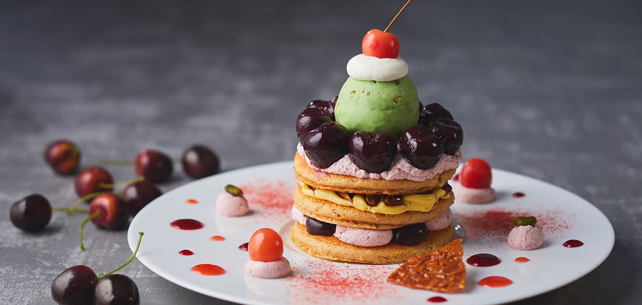 チェリーとアーモンドプラリネのパンケーキ～ピスタチオアイス添え～｜カフェ＆ダイニング ゼルコヴァ　ザ ストリングス 表参道