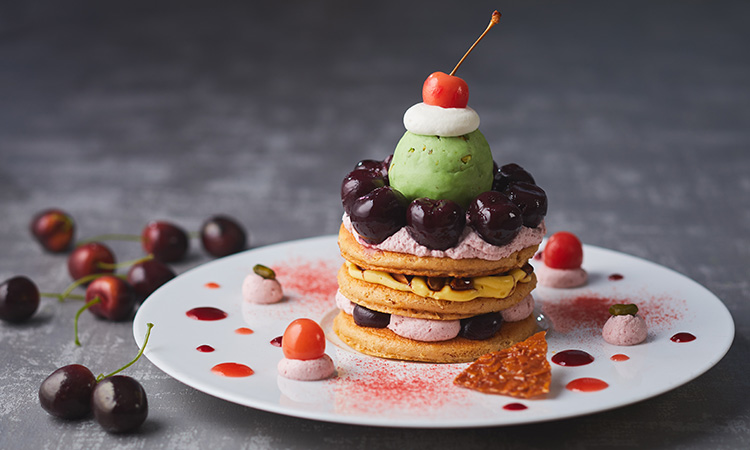 チェリーとアーモンドプラリネのパンケーキ～ピスタチオアイス添え～｜カフェ＆ダイニング ゼルコヴァ　ザ ストリングス 表参道